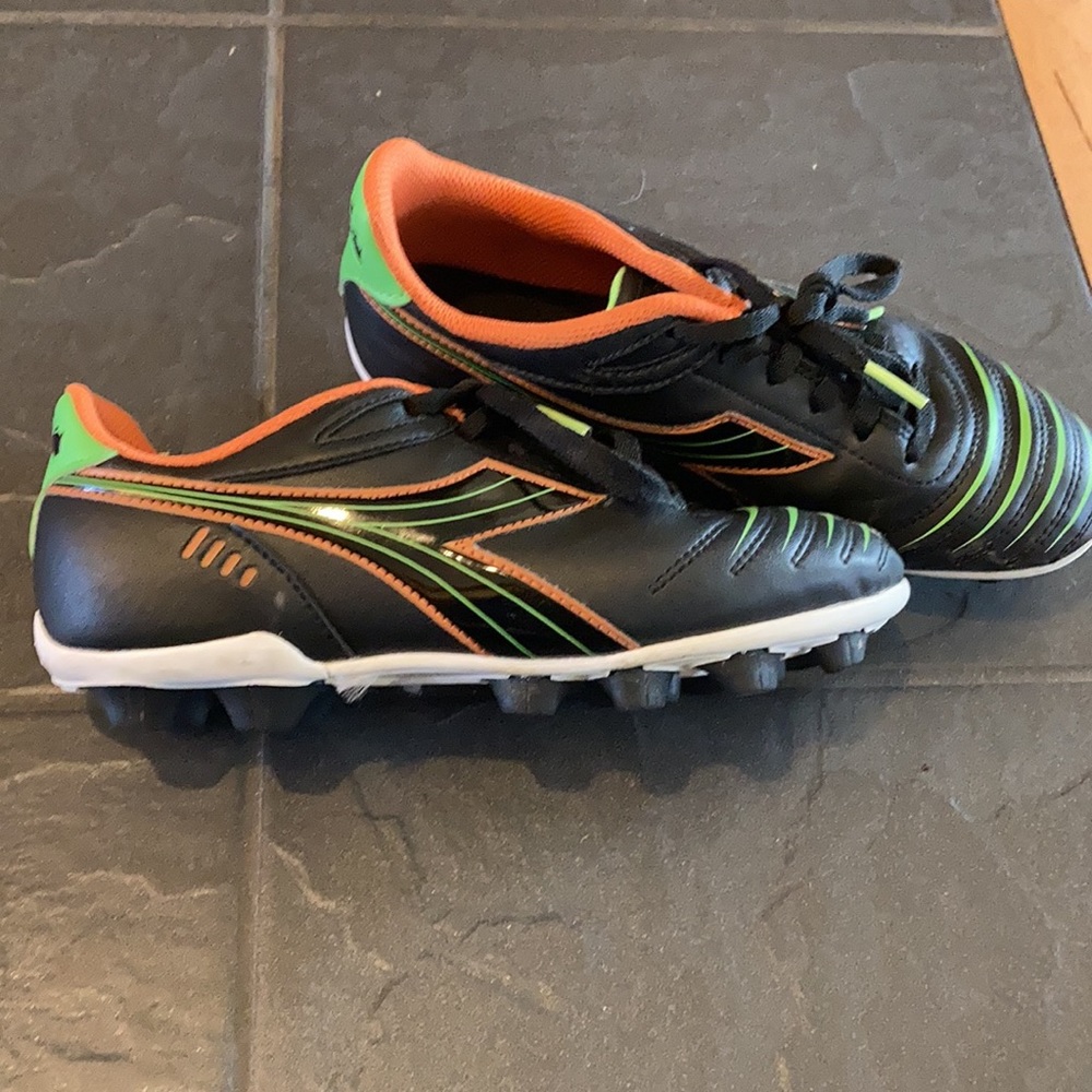 soccer cleats - Picture 2 of 3